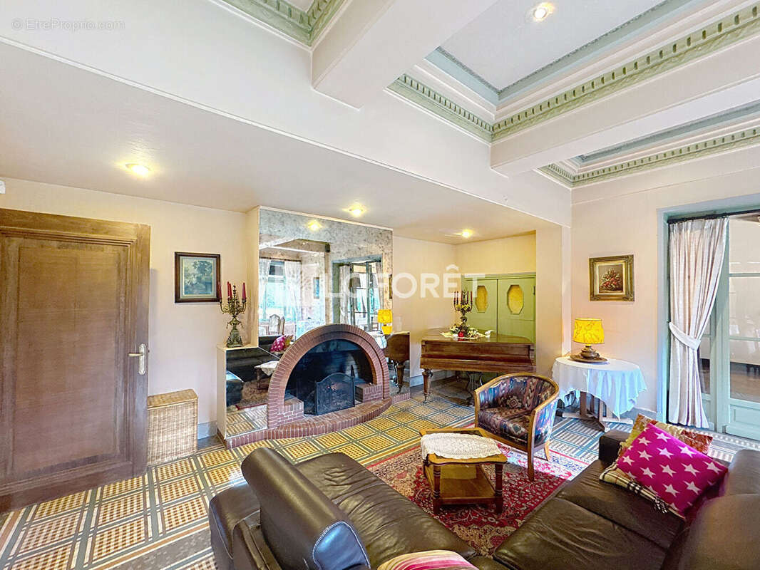 Maison à QUIEVRECHAIN