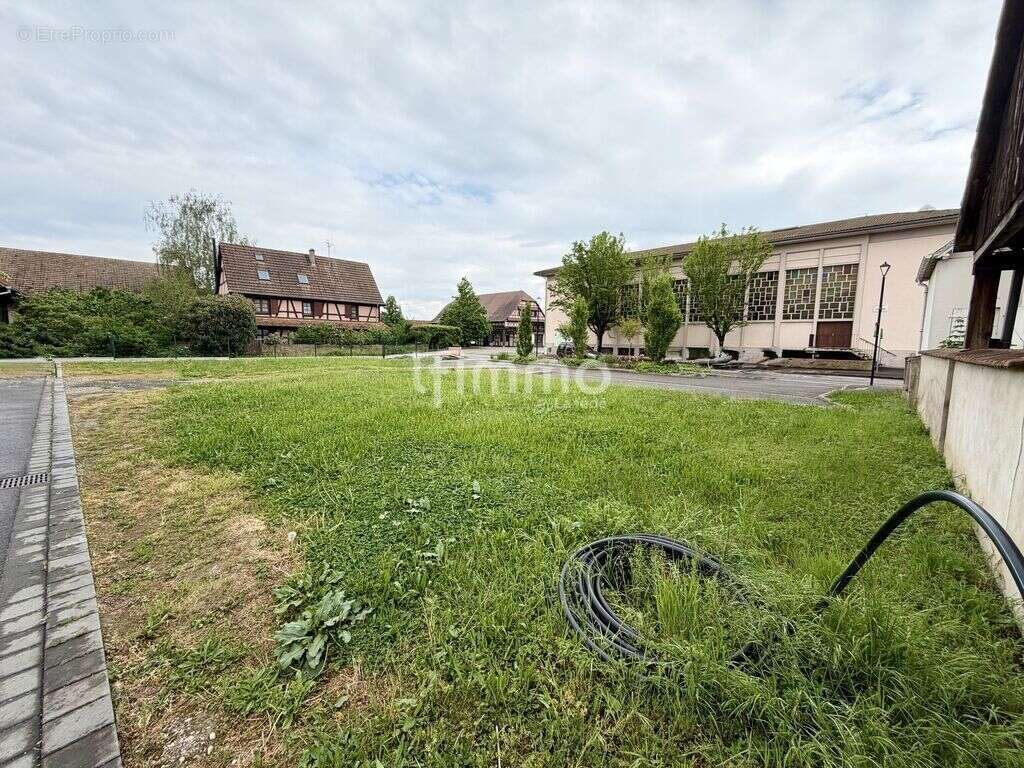 Terrain constructible de 381m² au cœur du village - photo 3