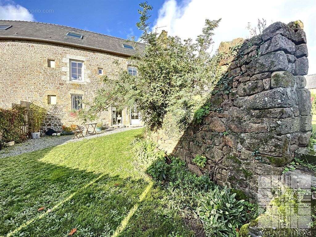 Maison à MONTREUIL-POULAY