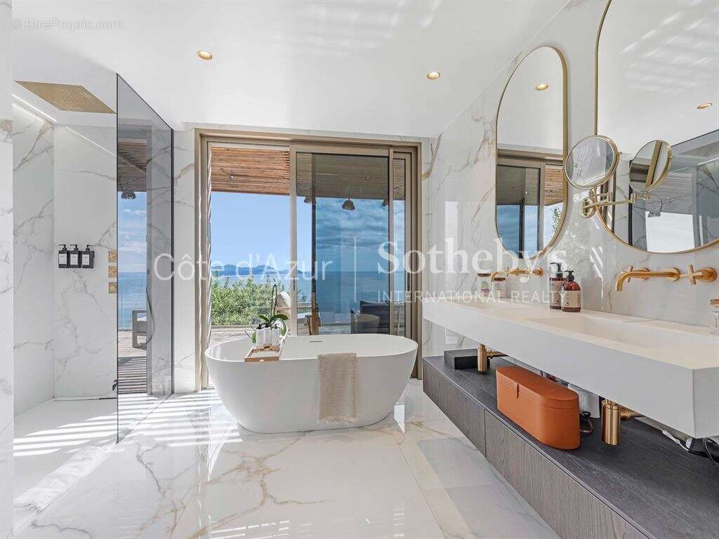Villa de luxe aux Issambres avec vue mer panoramique et piscine à débordement - photo 14