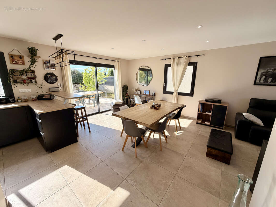 Beauvallon village. rare. maison de 90 m2 recente 2019. 3 chambres. garage. sur parcelle 350 m2 close . - photo 10