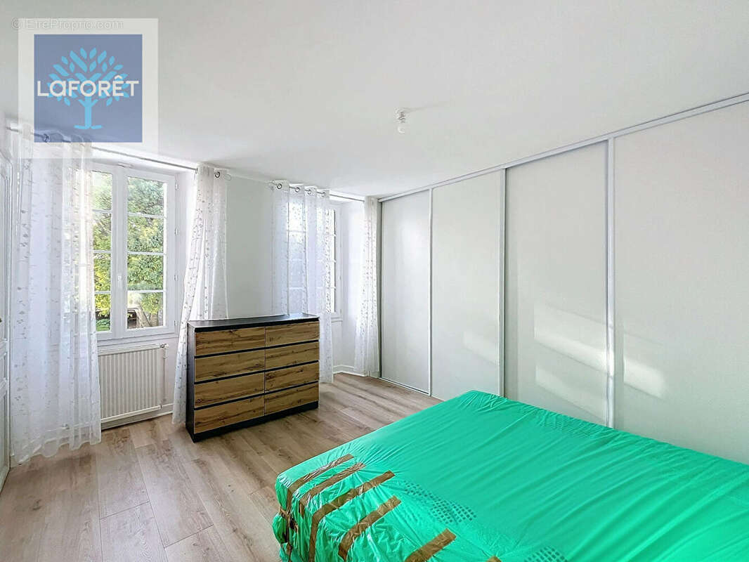 Maison à SAINT-GERMAIN-DE-LUSIGNAN