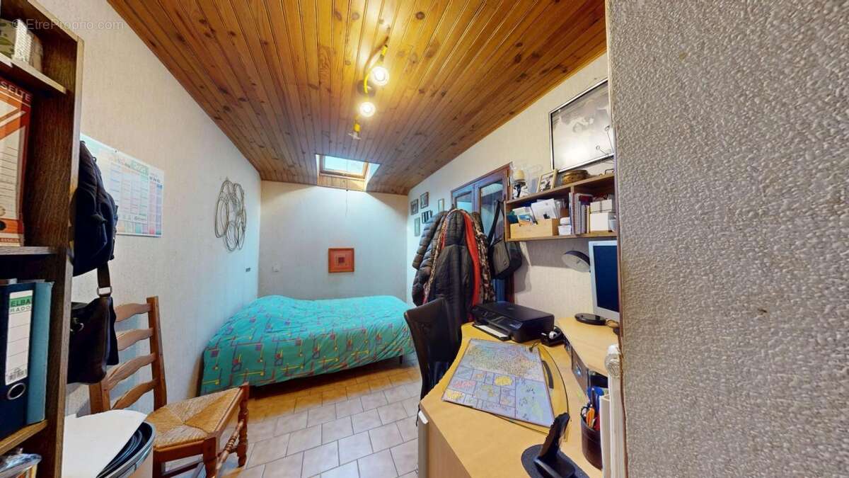 Maison en pierre 4 chambres + dependances + 2.5 ha - photo 22