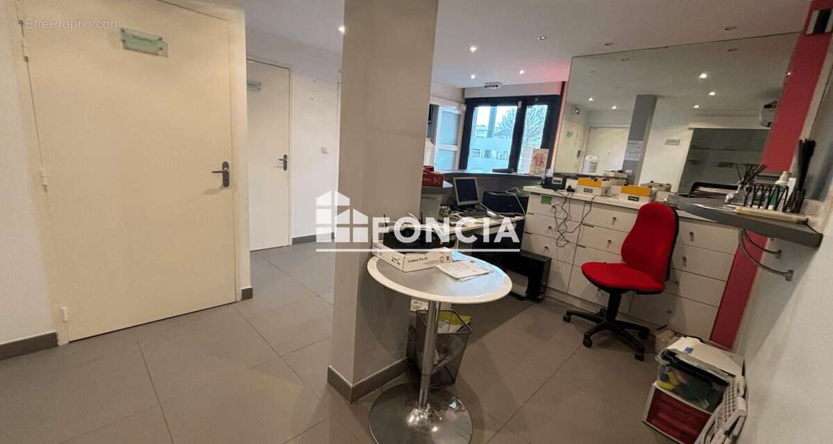 Commerce à LA SALVETAT-SAINT-GILLES