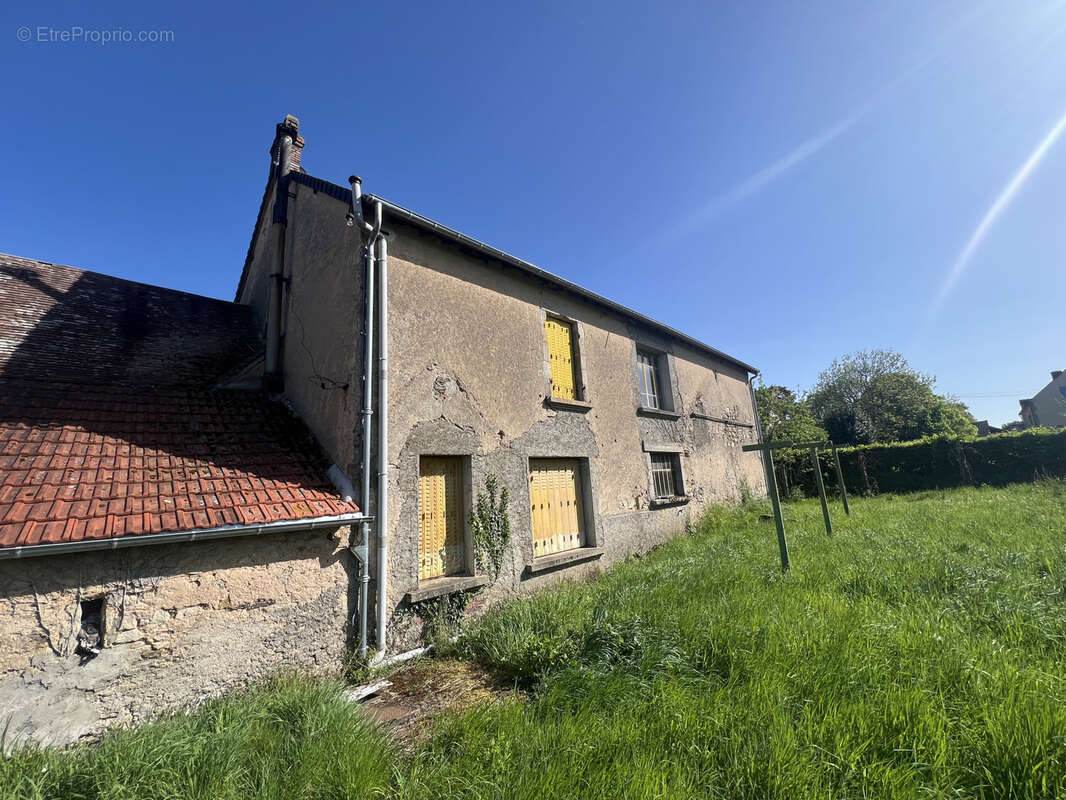 Maison de bourg avec dépendance et terrain - photo 3