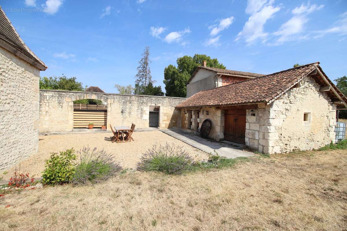 Ancien moulin rénové comprenant quatre chambres, un grand jardin, une piscine et une grange - photo 20