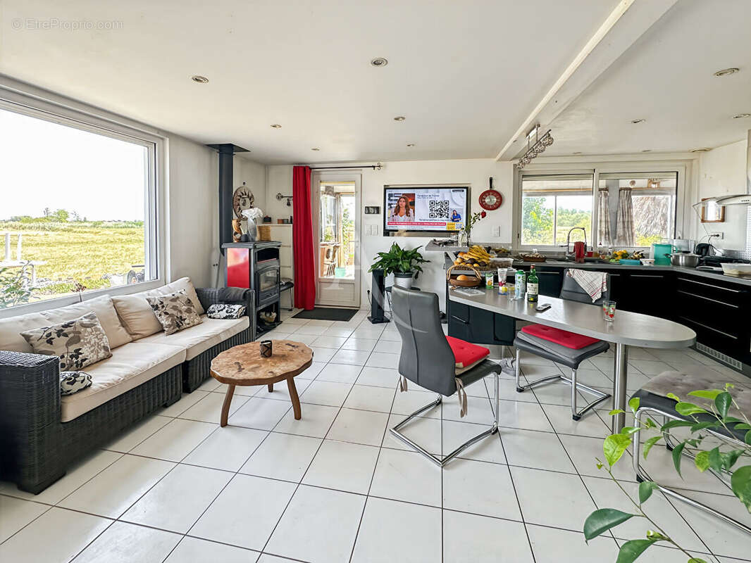 Maison 133m² habitables + 130m² de garages + studio et étang - photo 9