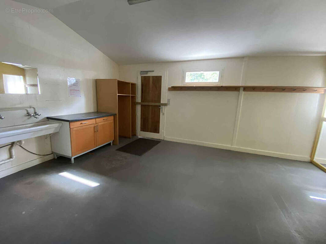 Commerce à LOUVIGNE-DU-DESERT