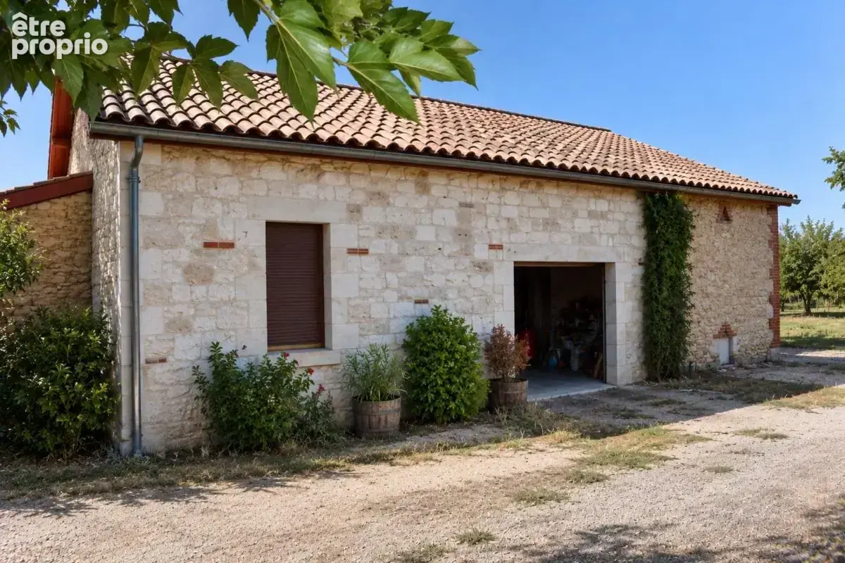 CASSENEUIL (47) Ancien corps de ferme en pierre – 1 hectare, dépendances et beau potentiel - photo 11