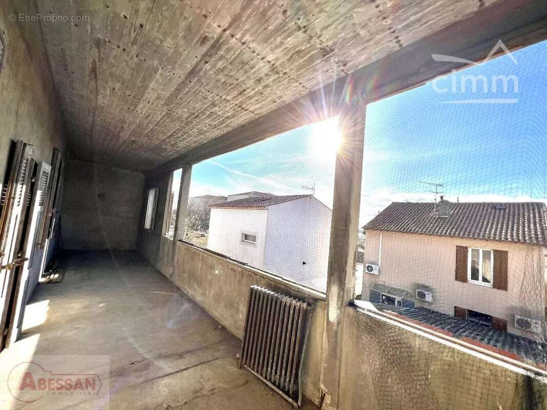 Maison 362 m² à Port-Saint-Louis-Du-Rhone  - photo 3