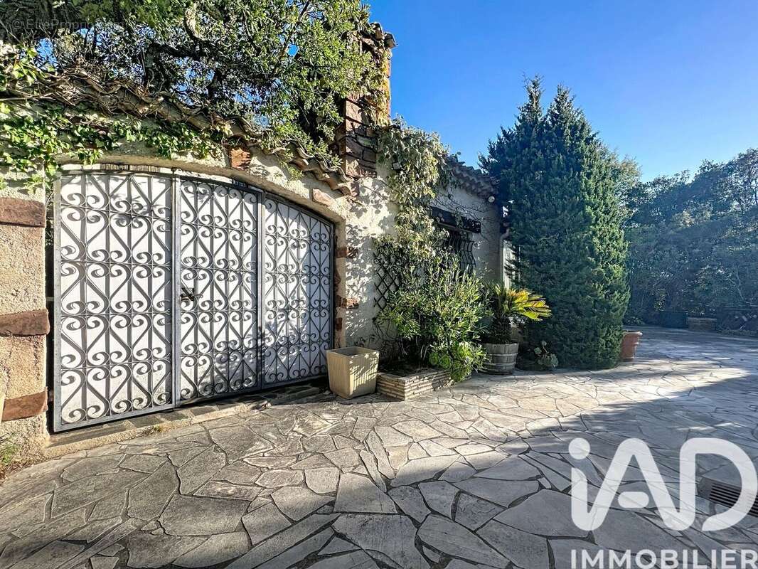 Photo 2 - Maison à ROQUEBRUNE-SUR-ARGENS