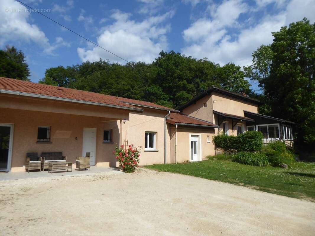 Maison à SICCIEU-SAINT-JULIEN-ET-CARISIEU