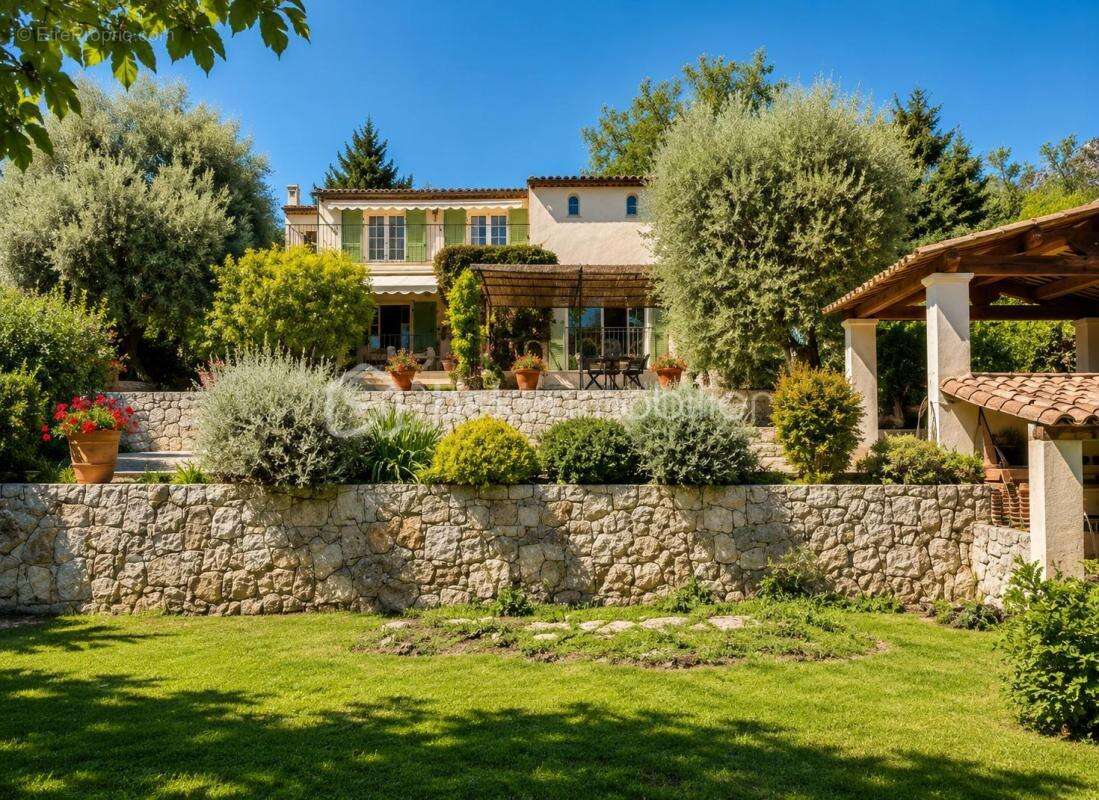 Vence – Élégante propriété de 210 m² avec piscine, jardin paysager et potentiel de 5 chambres - photo 26
