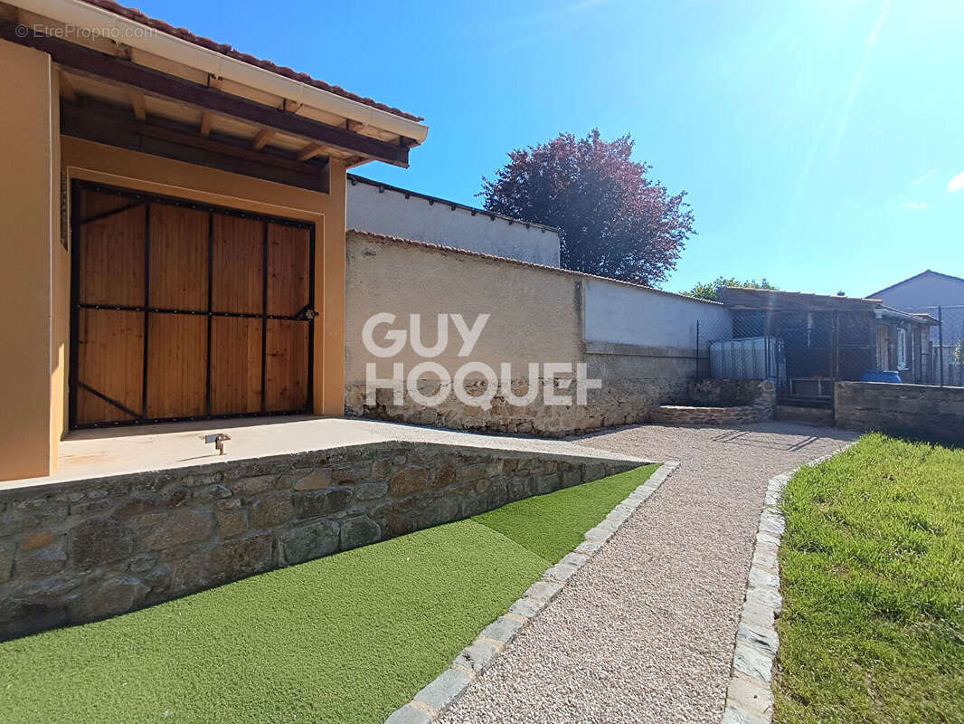 Maison à CHAMBOST-LONGESSAIGNE