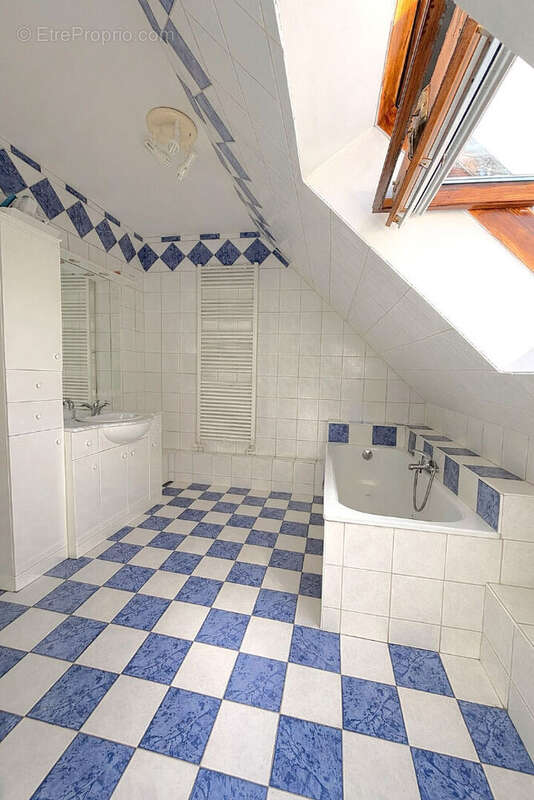 Charmante maison de 111 m2 avec dépendance - 5 pièces à Thiers-sur-Thève ! - photo 7