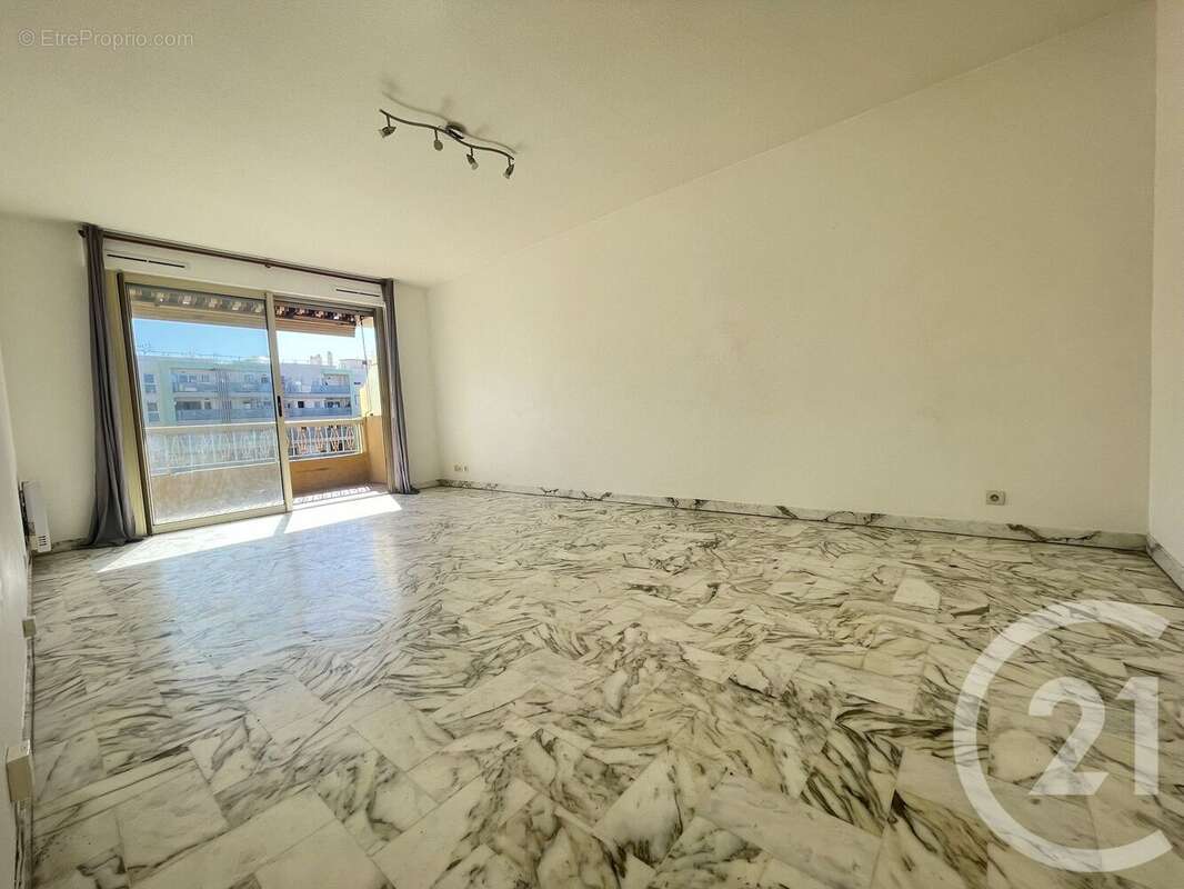 Appartement à SAINT-LAURENT-DU-VAR