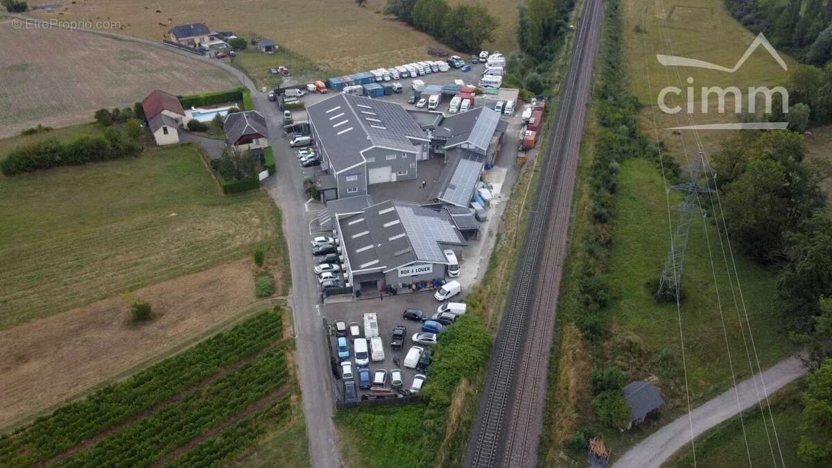 Complexe immobilier avec trois bâtiments et surface de stockage - photo 2