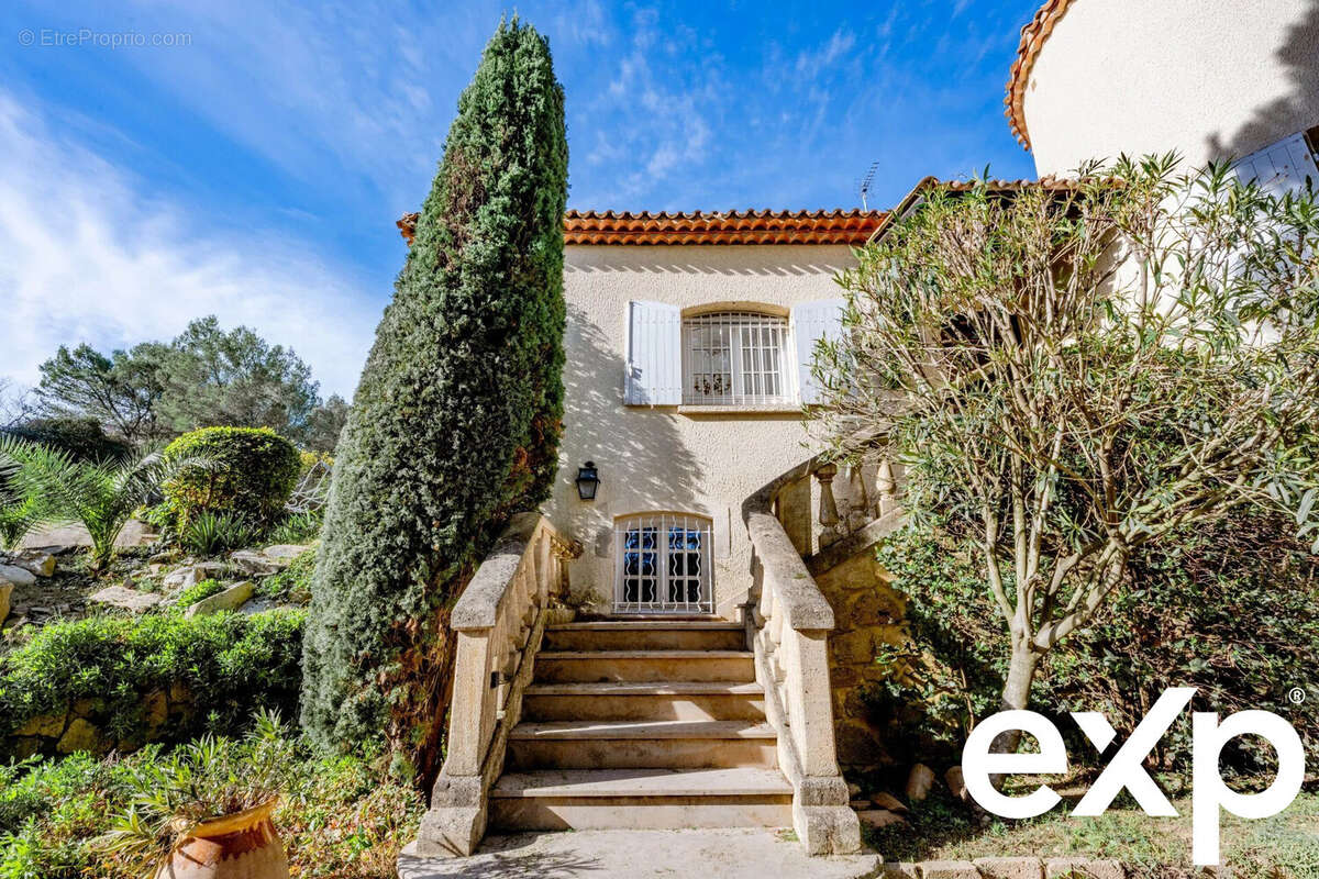 Entrée, escalier principal - Maison à NIMES