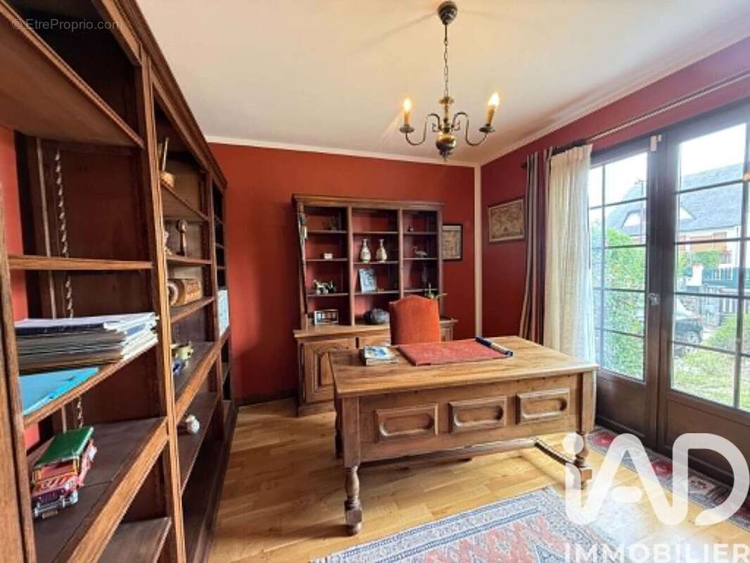 Maison 136 m² à Saint-Jean-De-La-Ruelle  - photo 5