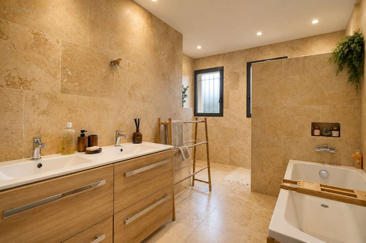 EXCLUSIVITÉ - Maison de 240m² entièrement rénovée avec piscine, véranda et 5 suites - photo 12