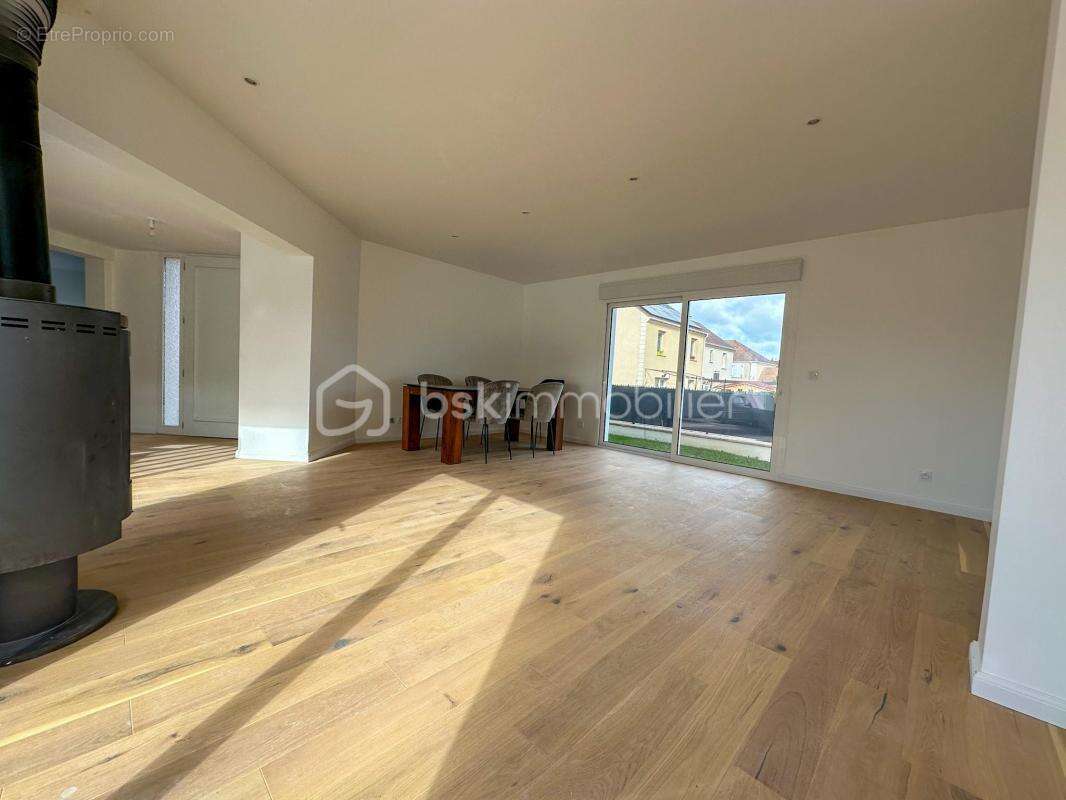 Maison à SAVIGNY-LE-TEMPLE