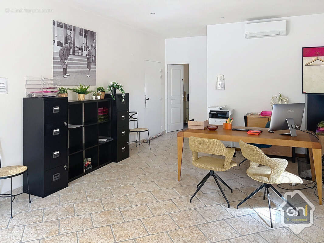 Vente de 2 bureaux et 11box de stockage - photo 6