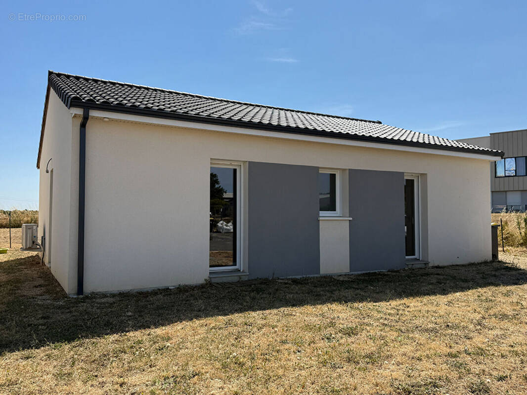 Maison à LIGUGE