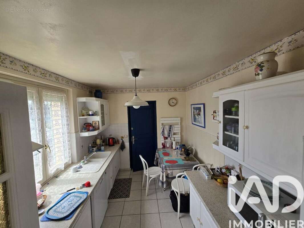 Maison 110 m² à Montreuil-Le-Henri  - photo 2