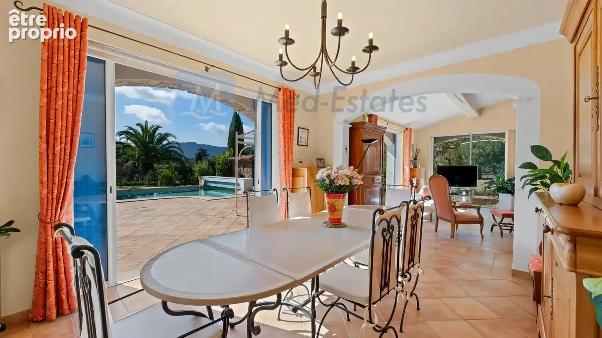 Splendide propriété provençale avec vue panoramique sur le Massif des Maures, sur un terrain plat de 3 000 m² - photo 12