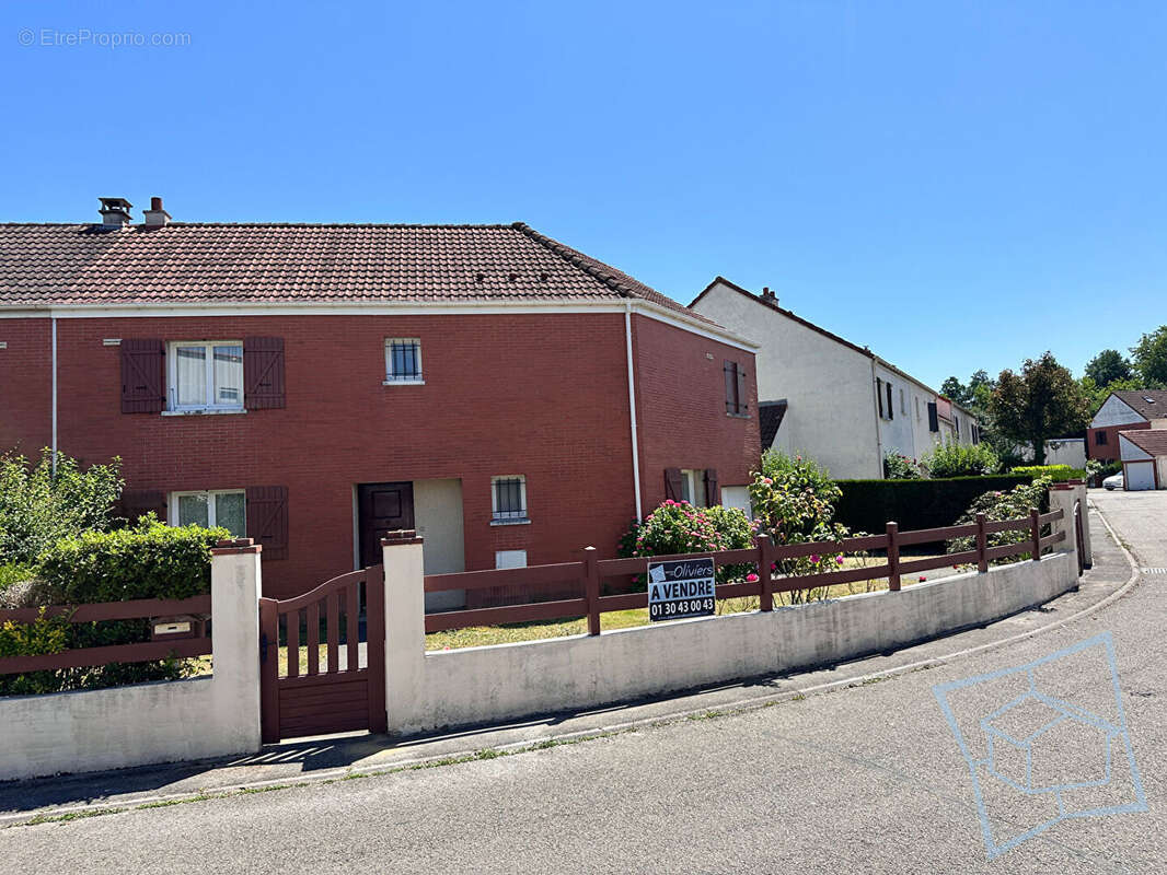 Maison à VOISINS-LE-BRETONNEUX