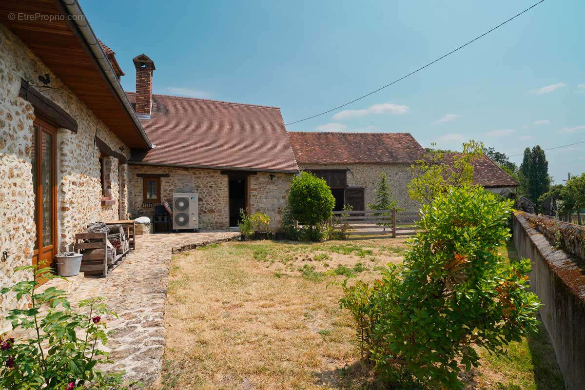 Maison à SAINT-MAURICE-MONTCOURONNE