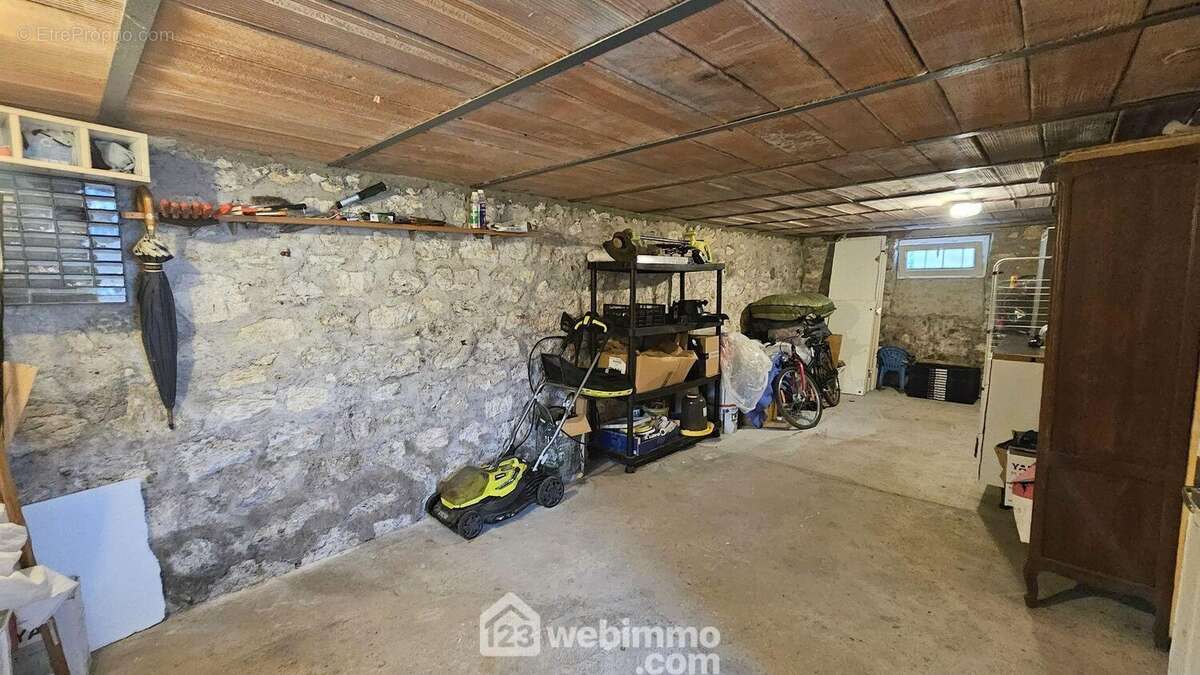 Un sous-sol total de 32 m². - Maison à SAMOIS-SUR-SEINE