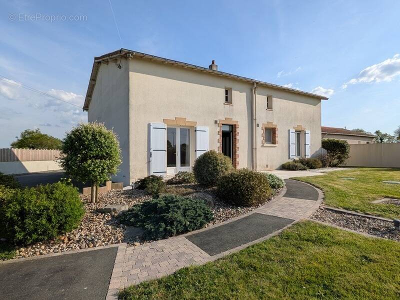 Maison à MAZIERES-EN-MAUGES