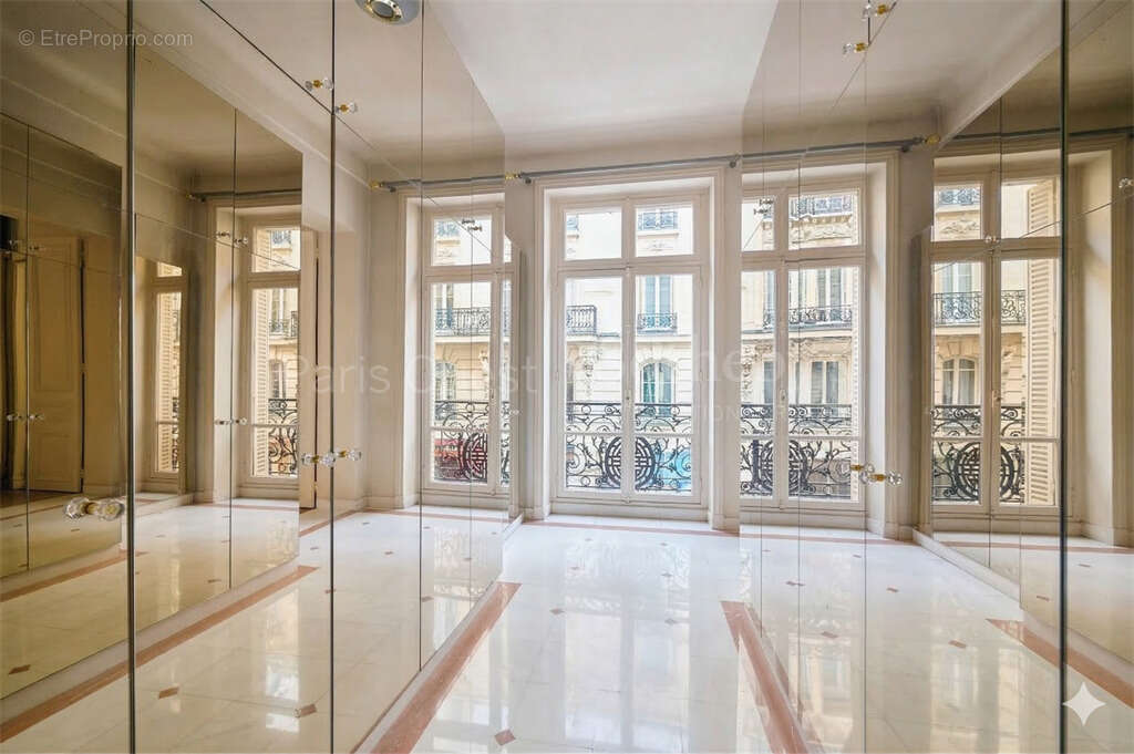 Appartement à PARIS-16E