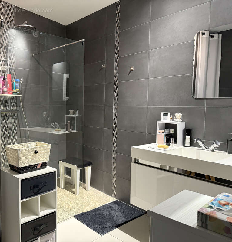 Appartement à SAINTE-CECILE-LES-VIGNES