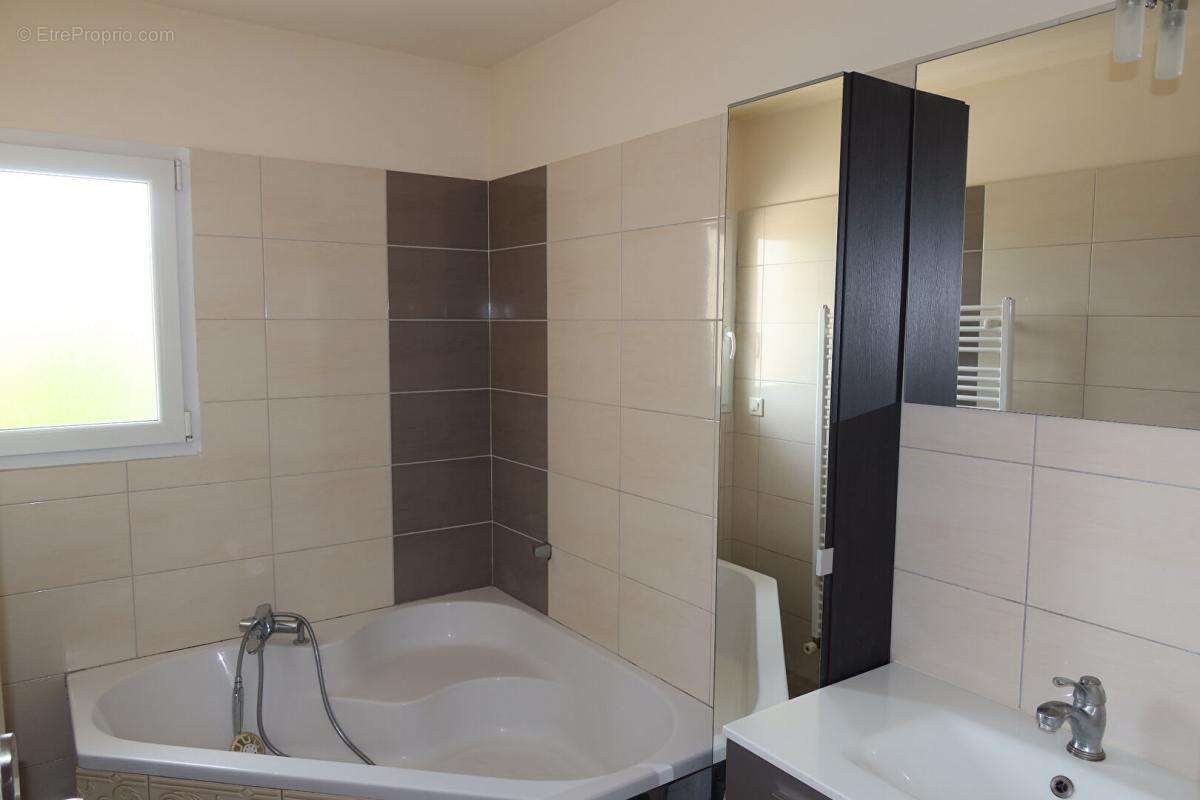 Maison à POUILLEY-LES-VIGNES