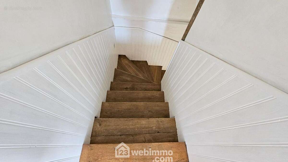 Maintenant direction le 1er étage. - Maison à MILLY-LA-FORET