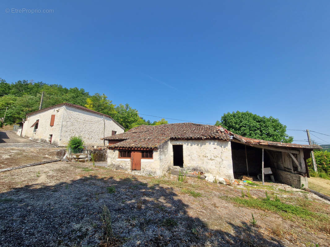 Sur les hauteurs d'Hautefage, vue MAGNIFIQUE. Ensemble immobilier Maison-Grange-Longère en pierre à rénover. - photo 13