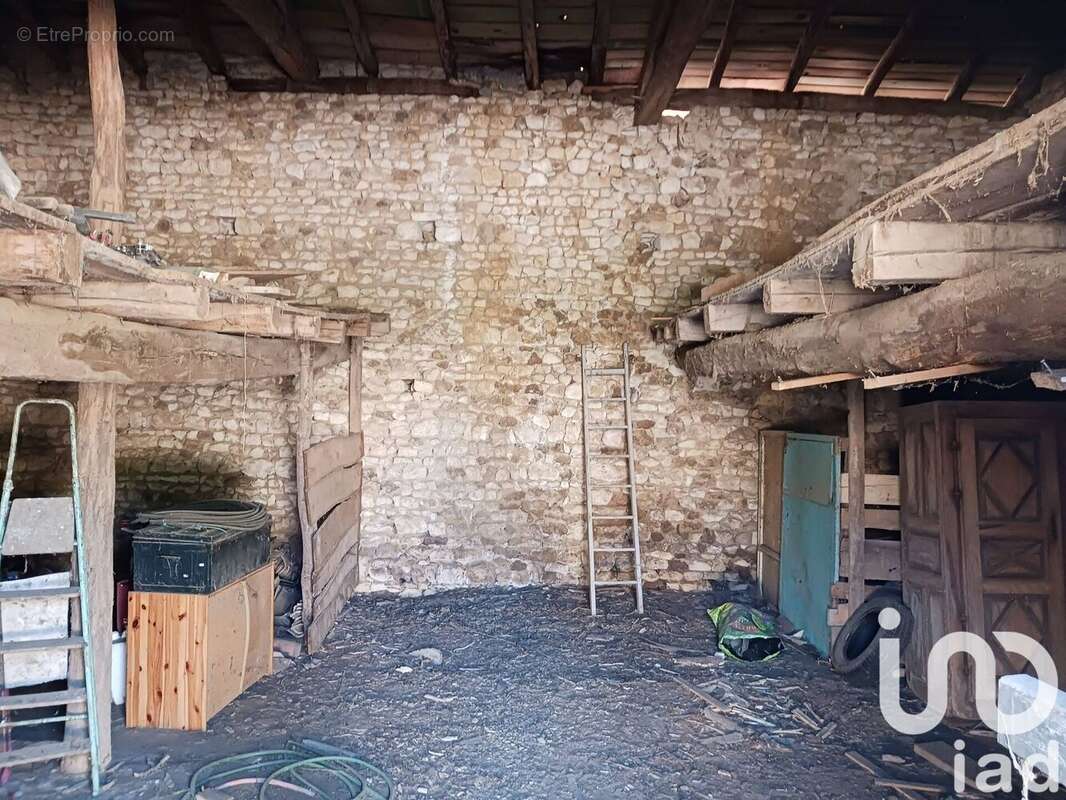 Photo 2 - Parking à SAINT-SECONDIN