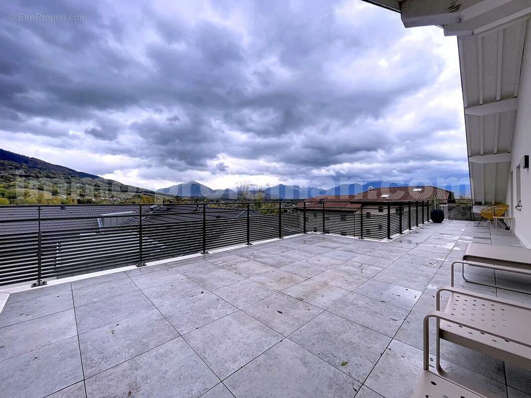 Appartement_T4_Cranves-Sales_belle_superficie_prix_frontière_Suisse_direction_GENEVE_autoroutes_investissement_locatif_vente_vue_séjour_salon_cuisine_balcon_terrasse_ - Appartement à CRANVES-SALES
