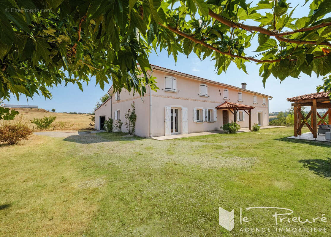 Propriété familiale de 305 m² avec terrain de 8 ha environ, piscine et belles dépendances - photo 2