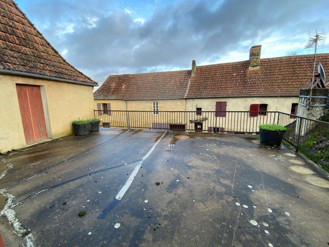 Maison à MAUZAC-ET-GRAND-CASTANG