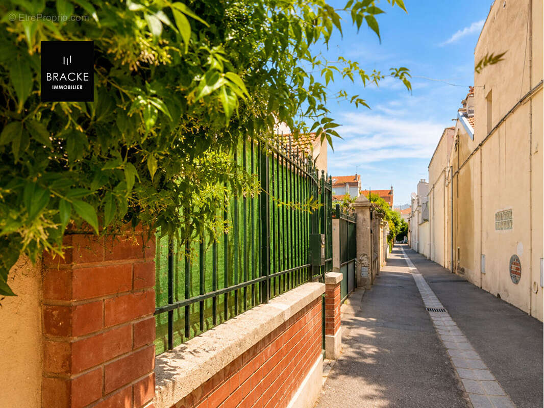 Asnières-sur-Seine -Maison de ville rénovée avec 3 chambres, patio et terrasse arborée - photo 13