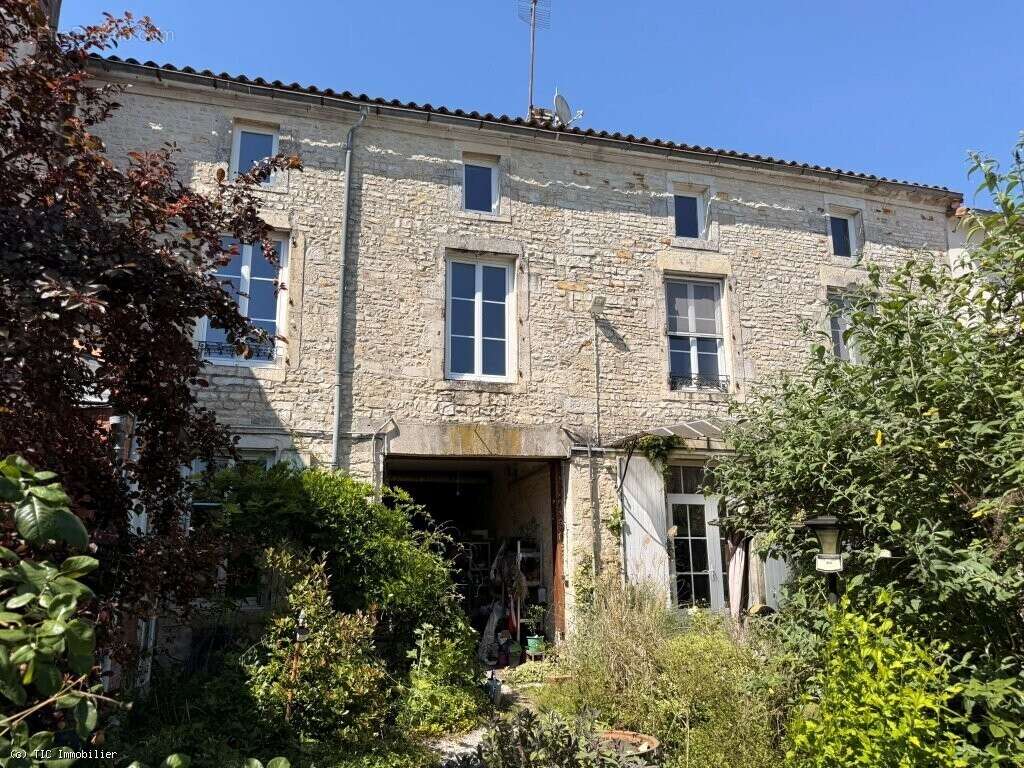 Maison à AIGRE