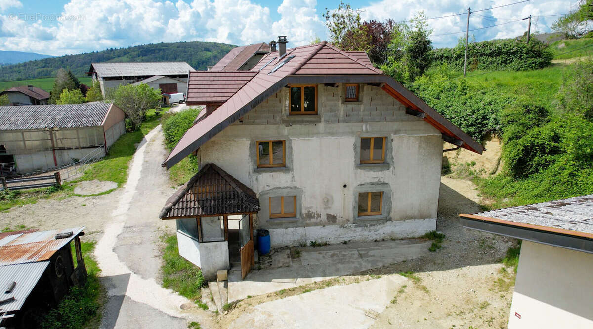 "cyprès" - thusy - a vendre en exclusivite - corps de ferme a renover 291m2 et annexes garage, caves & hangar 115m2 - toiture re - photo 4