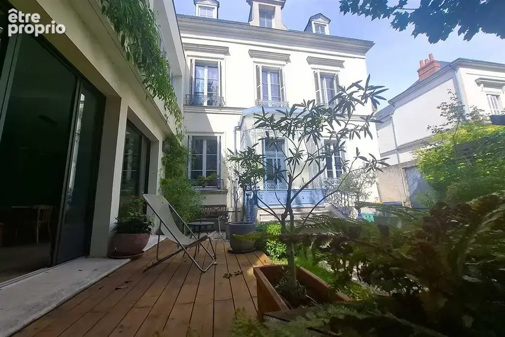 Tours (37000), Indre-et-Loire – Maison de caractère de 240 m² avec 6/7 chambres et jardin - photo 3