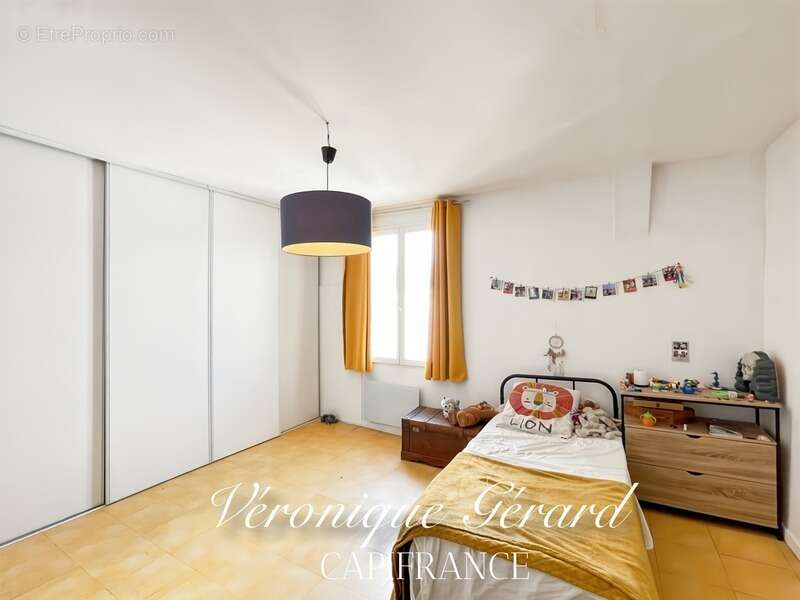 Maison à SAINT-MEDARD-DE-GUIZIERES