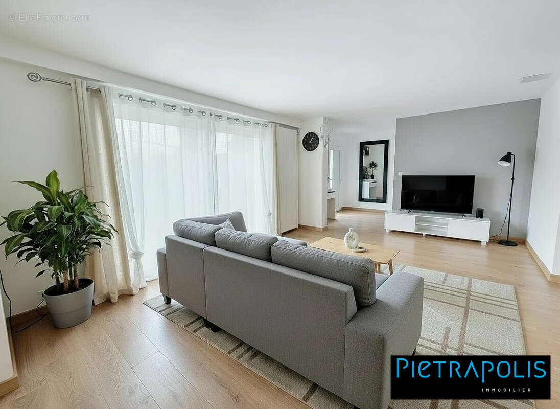 Maison 180 m² à Jassans-Riottier  - photo 4