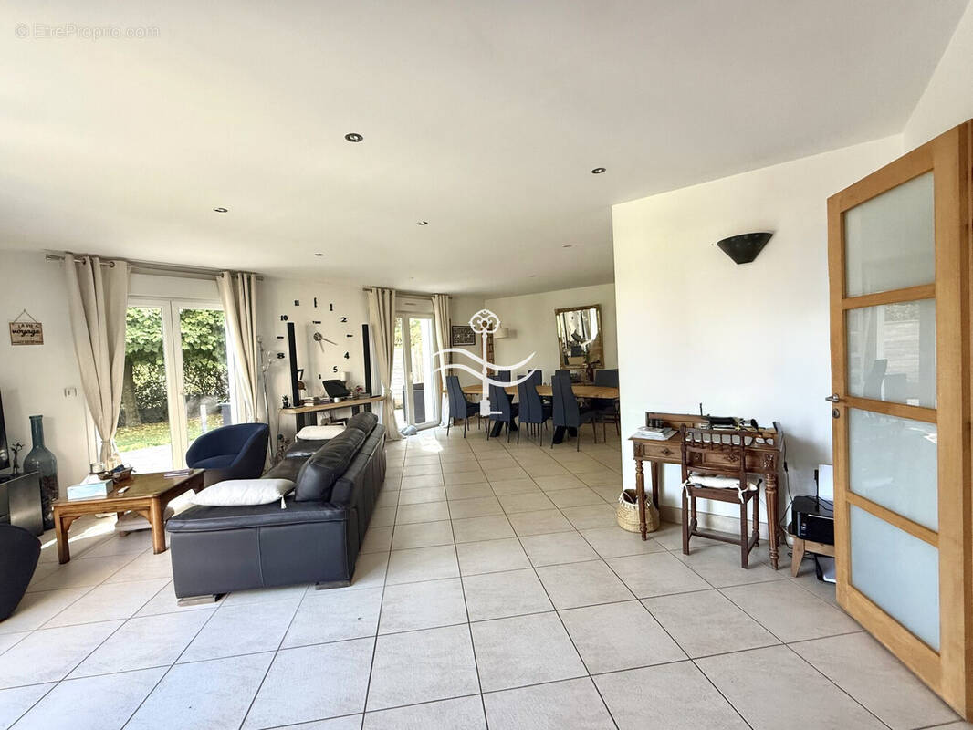 Maison 215 m² à Benouville  - photo 4