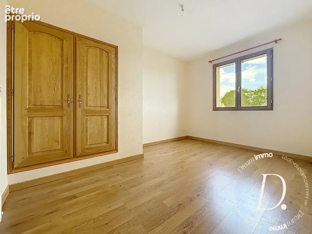 Chambre RDC avec placard intégré.